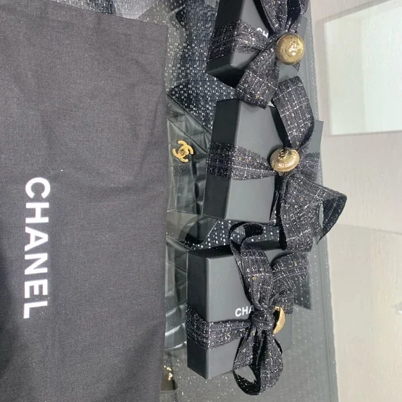 Authentic Chanel dust bag with strings, mid size , brand new condition. - Picture 12 of 12